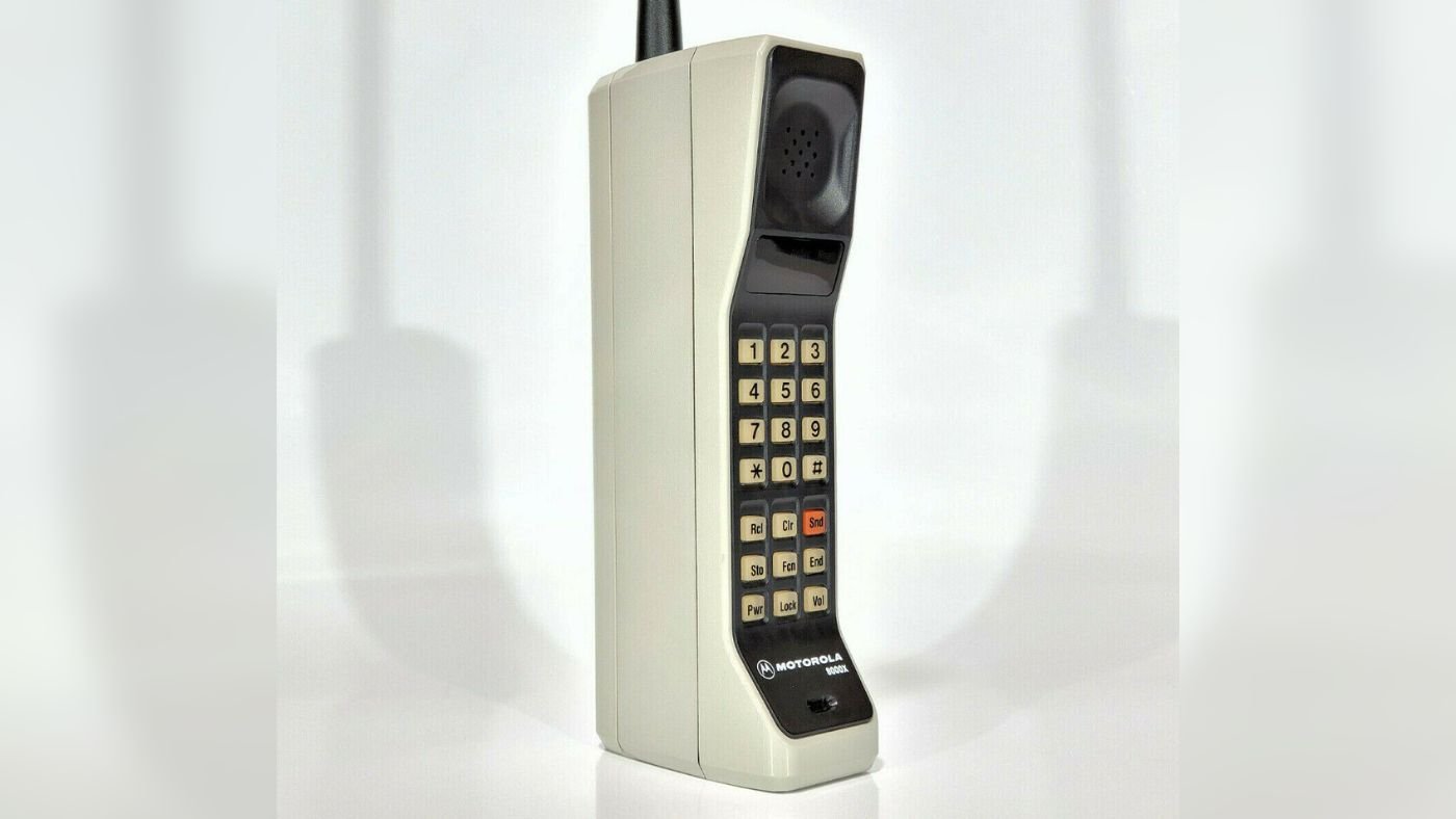 Imagem do Motorola Dynatac 8000X, o primeiro telefone celular do mundo